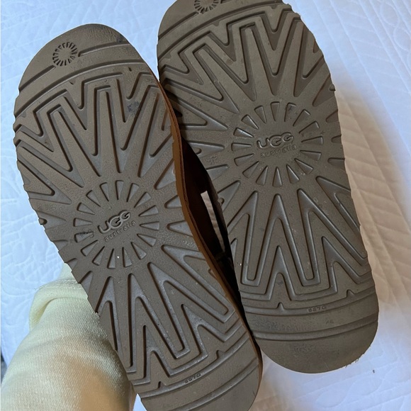 Lightly Used Women’s Short UGG Boots - Picture 3 of 5